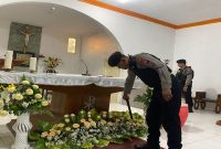 Petugas kepolisian berjaga saat ibadah Paskah di Lamongan, Sabtu (4/4/2026). (Foto Dok Ho/RadarBangsa.co.id)