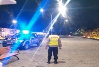 Petugas Polsek Tikung saat patroli Blue Light di jalur rawan, Minggu (26 April 2026). (Foto Dok Ho/RadarBangsa.co.id)