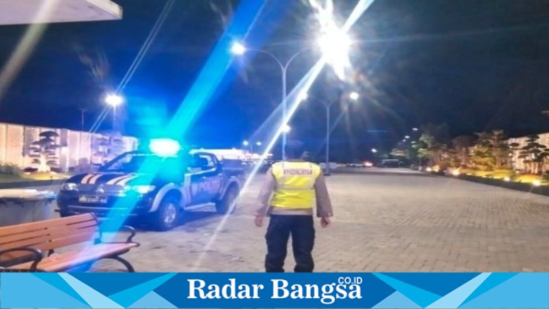 Petugas Polsek Tikung saat patroli Blue Light di jalur rawan, Minggu (26 April 2026). (Foto Dok Ho/RadarBangsa.co.id)