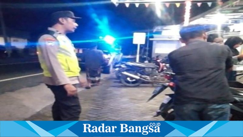 Petugas Polsek Tikung saat patroli Blue Light, Minggu 5 April 2026. (Foto Dok Ho/RadarBangsa.co.id)