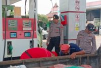 Petugas Polsek Tikung saat patroli objek vital di wilayah Kecamatan Tikung, Rabu (22/4/2026). (Foto Dok Ho/RadarBangsa.co.id)