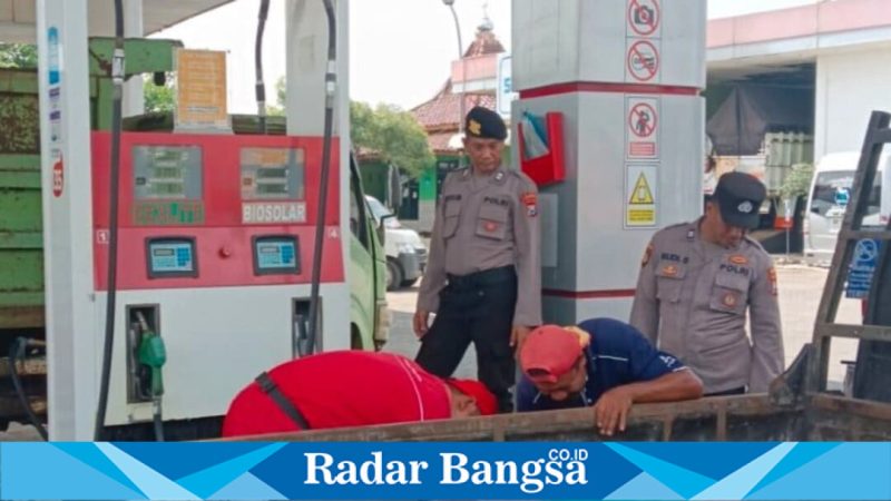Petugas Polsek Tikung saat patroli objek vital di wilayah Kecamatan Tikung, Rabu (22/4/2026). (Foto Dok Ho/RadarBangsa.co.id)