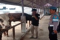 Petugas Polsek Tikung saat patroli objek vital, Minggu (5/4/2026). (Foto Dok Ho/RadarBangsa.co.id)