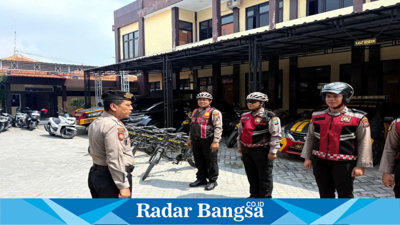 Patroli bersepeda Sat Samapta Polres Lamongan di kawasan Alun-Alun, Kamis (2/4/2026). (Foto Dok Ho/RadarBangsa.co.id)