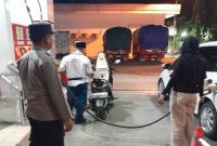 Petugas Polsek Tikung saat patroli obyek vital di wilayah Kecamatan Tikung, Sabtu (18/4/2026) malam. (Foto Dok Ho/RadarBangsa.co.id)