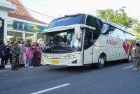 Pemberangkatan jamaah haji Lamongan di Pendopo Lokatantra, Rabu (29/4). (Foto Dok Ho/RadarBangsa.co.id)