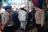 Petugas melakukan pengamanan pengajian KH Anwar Zahid di Tikung, Sabtu (4/4/2026) malam (Foto Dok Ho/RadarBangsa.co.id)