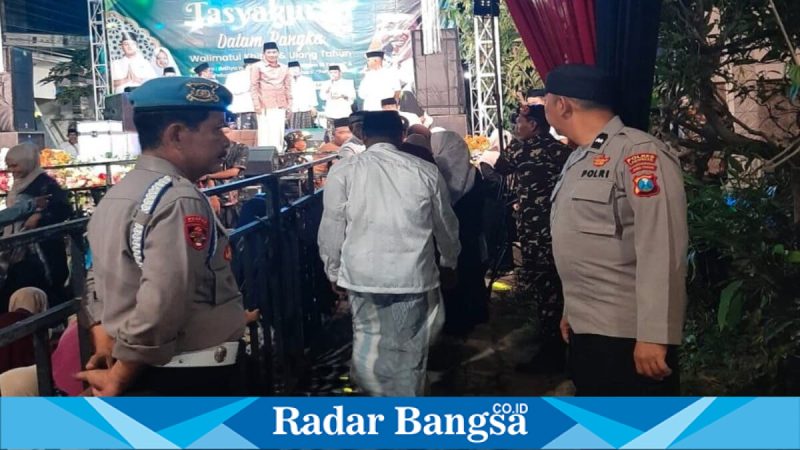 Petugas melakukan pengamanan pengajian KH Anwar Zahid di Tikung, Sabtu (4/4/2026) malam (Foto Dok Ho/RadarBangsa.co.id)