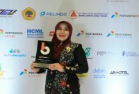 Lia Istifhama saat menerima penghargaan Beritajatim Award 2026 di Grand City Surabaya, Selasa (21/4). (Foto Dok Ho/RadarBangsa.co.id)