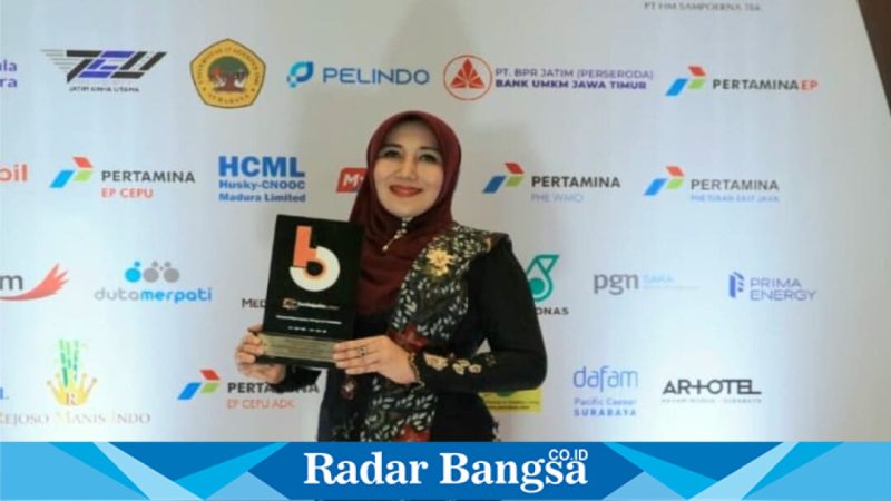 Lia Istifhama saat menerima penghargaan Beritajatim Award 2026 di Grand City Surabaya, Selasa (21/4). (Foto Dok Ho/RadarBangsa.co.id)