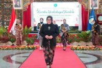 Parade kebaya Ketua TP PKK se-Bangkalan saat peringatan Hari Kartini di Pendopo Agung, Senin (20/04/2026). (Foto Dok Ho/RadarBangsa.co.id)