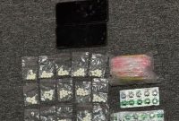 Petugas menunjukkan barang bukti kasus peredaran obat berbahaya di Karanganyar, Sabtu (18/4/2026). (Foto Dok Ho/RadarBangsa.co.id)