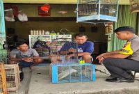 Bhabinkamtibmas Tambakrejo saat sambang warga di Kaligawe, Senin (27/4). (Foto Dok Ho/RadarBangsa.co.id)