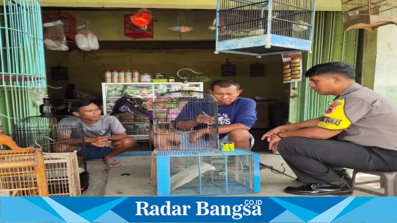Bhabinkamtibmas Tambakrejo saat sambang warga di Kaligawe, Senin (27/4). (Foto Dok Ho/RadarBangsa.co.id)