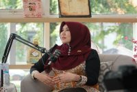 Lia Istifhama saat menjadi narasumber podcast di Surabaya, Rabu (29/4/2026). (Foto Dok Ho/RadarBangsa.co.id)