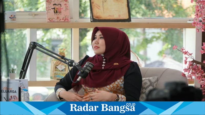Lia Istifhama saat menjadi narasumber podcast di Surabaya, Rabu (29/4/2026). (Foto Dok Ho/RadarBangsa.co.id)