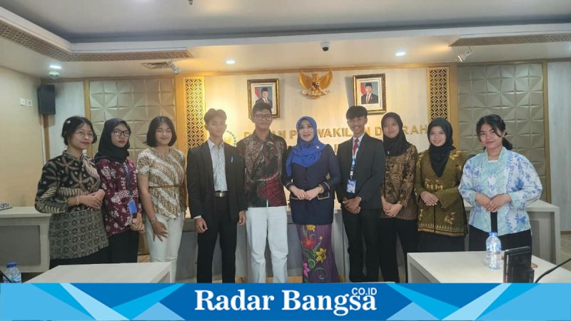 Lia Istifhama saat pengukuhan Duta Parlemen Muda di Surabaya, Senin (27/4). (Foto Dok Ho/RadarBangsa.co.id)