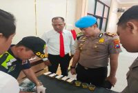 Personel Polres Lamongan menjalani tes urine dalam kegiatan mitigasi Gaktibplin di Gedung Rupatama Tatag Trawang Tungga, Lamongan, Senin (27/4/2026). (Foto Dok Ho/RadarBangsa.co.id)