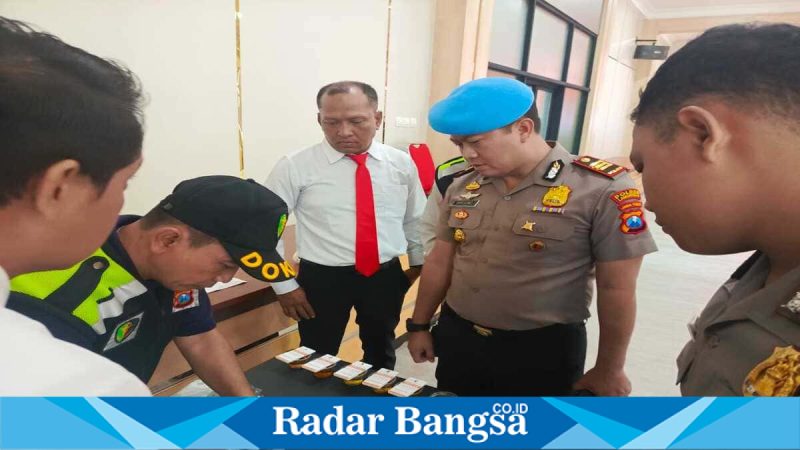 Personel Polres Lamongan menjalani tes urine dalam kegiatan mitigasi Gaktibplin di Gedung Rupatama Tatag Trawang Tungga, Lamongan, Senin (27/4/2026). (Foto Dok Ho/RadarBangsa.co.id)