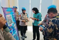 Personel Sipropam Polres Lamongan memberikan sosialisasi QR Barcode Yanduan kepada Casis Polri, Selasa 31 Maret 2026. (Foto Dok Ho/RadarBangsa.co.id)