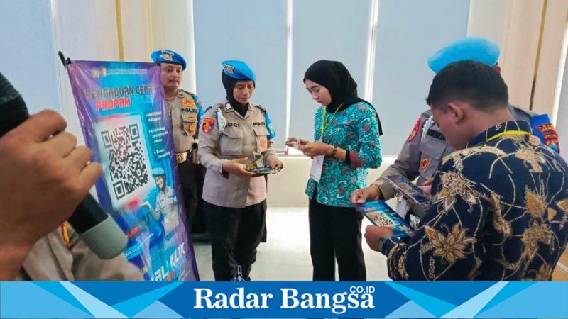 Personel Sipropam Polres Lamongan memberikan sosialisasi QR Barcode Yanduan kepada Casis Polri, Selasa 31 Maret 2026. (Foto Dok Ho/RadarBangsa.co.id)