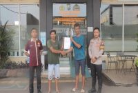 Petugas Polres Lamongan saat memediasi sopir yang berselisih, Minggu (12/4/2026) (Foto Dok Ho/RadarBangsa.co.id)
