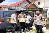 Personel Polres Lubuk Linggau saat menyerahkan bantuan kepada ojol korban kecelakaan, Jumat (24/04/2026). (Foto Dok Ho/RadarBangsa.co.id)