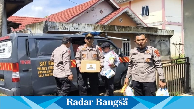 Personel Polres Lubuk Linggau saat menyerahkan bantuan kepada ojol korban kecelakaan, Jumat (24/04/2026). (Foto Dok Ho/RadarBangsa.co.id)