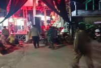 Aparat gabungan saat melakukan pengamanan hajatan campursari di Lamongan, Sabtu (4/4/2026) malam. (Foto Dok Ho/RadarBangsa.co.id)