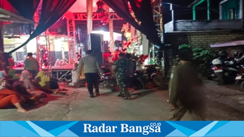 Aparat gabungan saat melakukan pengamanan hajatan campursari di Lamongan, Sabtu (4/4/2026) malam. (Foto Dok Ho/RadarBangsa.co.id)