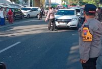 Kapolsek Tikung  AKP Anang Anang  amankan pemberangkatan jamaah haji Kloter 32 di Tikung, Rabu (29/4). (Foto Dok Ho/RadarBangsa.co.id)