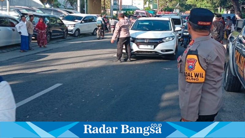 Kapolsek Tikung  AKP Anang Anang  amankan pemberangkatan jamaah haji Kloter 32 di Tikung, Rabu (29/4). (Foto Dok Ho/RadarBangsa.co.id)