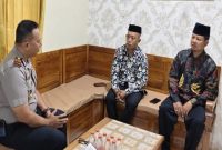Kapolsek Tikung bersama penyuluh agama KUA saat koordinasi Program BRUS di Tikung, Kamis (16/04). (Foto Dok Ho/RadarBangsa.co.id)