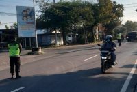 Petugas Polsek Tikung mengatur lalu lintas di simpang jalan, Jumat (24/4/2026). (Foto Dok Ho/RadarBangsa.co.id)