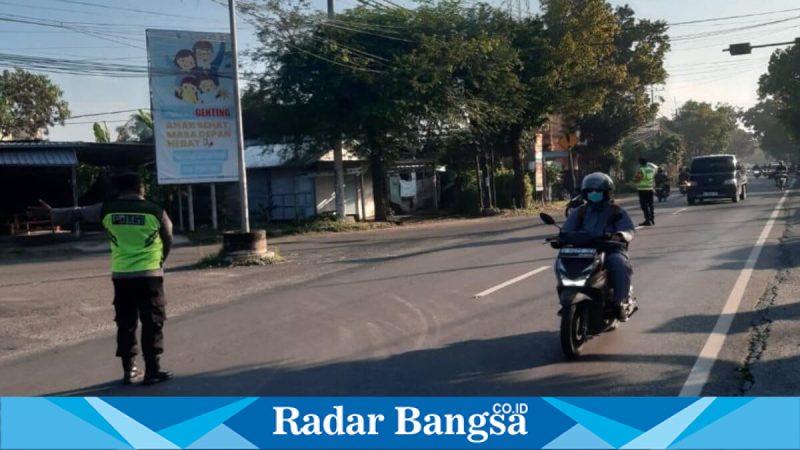 Petugas Polsek Tikung mengatur lalu lintas di simpang jalan, Jumat (24/4/2026). (Foto Dok Ho/RadarBangsa.co.id)