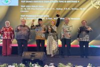 Perwakilan RSUD Moh Ruslan menerima penghargaan TOP BUMD Awards 2026, Senin (13/04/2026). (Foto Dok Ho/RadarBangsa.co.id)