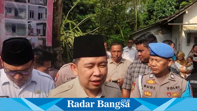 Gus Fawait saat meninjau program RTLH di Desa Kemuning Lor, Rabu (15/4/2026). (Foto Dok Ho/RadarBangsa.co.id)
