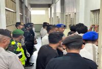 Petugas gabungan saat razia blok hunian di Lapas Pamekasan, Senin (6/4/2026). (Foto Dok Ho/RadarBangsa.co.id)
