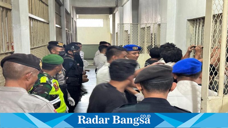 Petugas gabungan saat razia blok hunian di Lapas Pamekasan, Senin (6/4/2026). (Foto Dok Ho/RadarBangsa.co.id)