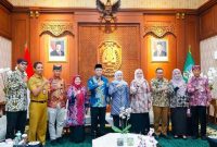 Gubernur Jawa Timur Khofifah Indar Parawansa menerima audiensi kepala daerah di Grahadi, Selasa 14 April 2026. (Foto Dok Ho/RadarBangsa.co.id)