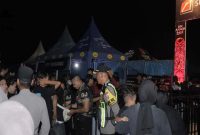 Personel Polres Lamongan mengamankan acara SRIT Vol 4 “Rise To Glory” di Lapangan Gajah Mada, Senin (20/4/2026). (Foto Dok Ho/RadarBangsa.co.id)