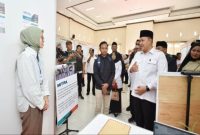 Bupati Pasuruan Rusdi Sutejo meninjau ribuan pencari kerja yang memadati Mini Job Fair Kabupaten Pasuruan di UPT LKD, Rabu 15 April 2026. (Foto Dok Ho/RadarBangsa.co.id)