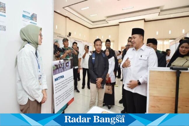 Bupati Pasuruan Rusdi Sutejo meninjau ribuan pencari kerja yang memadati Mini Job Fair Kabupaten Pasuruan di UPT LKD, Rabu 15 April 2026. (Foto Dok Ho/RadarBangsa.co.id)
