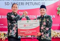 Bupati Pasuruan Rusdi Sutejo saat menyerahkan bantuan CSR untuk perbaikan SDN Petung III, Rabu 15 April 2026. (Foto Dok Ho/RadarBangsa.co.id)