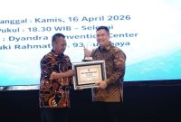 Sekda Kabupaten Malang Budiar menerima penghargaan PWI Jatim Award 2026 di Surabaya, Kamis 16 April 2026. (Foto Dok Ho/RadarBangsa.co.id)