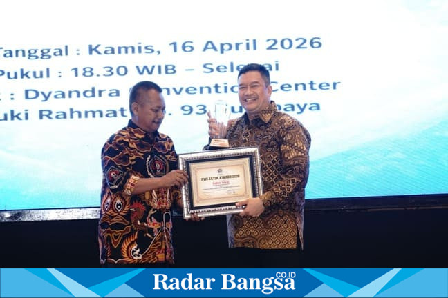 Sekda Kabupaten Malang Budiar menerima penghargaan PWI Jatim Award 2026 di Surabaya, Kamis 16 April 2026. (Foto Dok Ho/RadarBangsa.co.id)