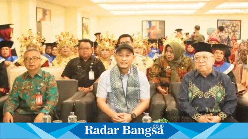 Wali Kota Lubuk Linggau Rachmat Hidayat saat wisuda Sekolah Lansia, Kamis (23/4/2026). (Foto Dok Ho/RadarBangsa.co.id)