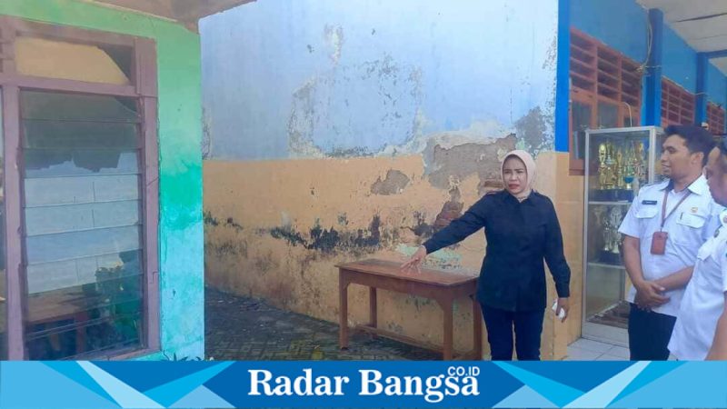 Wabup Sidoarjo Mimik Idayana saat sidak kondisi SDN Putat Tanggulangin, Rabu (22/4/2026). (Foto Dok Ho/RadarBangsa.co.id)