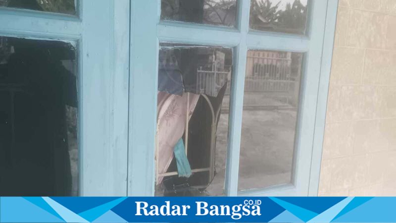 Kondisi rumah warga rusak akibat serangan geng motor di Kisaran, Minggu (26/4/2026). (Foto Dok Ho/RadarBangsa.co.id)