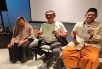 Warga Bulusan menunjukkan dokumen SHM yang terancam batal dalam sengketa lahan di Semarang, Sabtu (26/4/2026). (Foto Dok OKI /RadarBangsa.co.id)